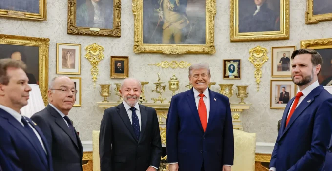 Encontro Lula x Trump na Casa Branca: Imprensa Internacional Detalha 'Trégua Frágil' e Agenda Econômica Tensas