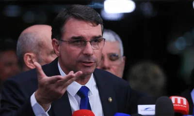Flávio Bolsonaro assume papel de 'presidente de fato' se eleito, mas garante pai como 'norte e bússola'