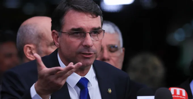 Flávio Bolsonaro assume papel de 'presidente de fato' se eleito, mas garante pai como 'norte e bússola'