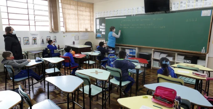 Crise na Alfabetização: Pesquisador Detona Métricas do Governo e Alerta "Somam Bananas com Laranjas"