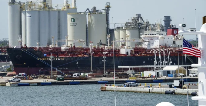 Ormuz Bloqueado: EUA Disparam Exportações de Petróleo e Combustíveis a Níveis Recordes, Impactando Preços Globais