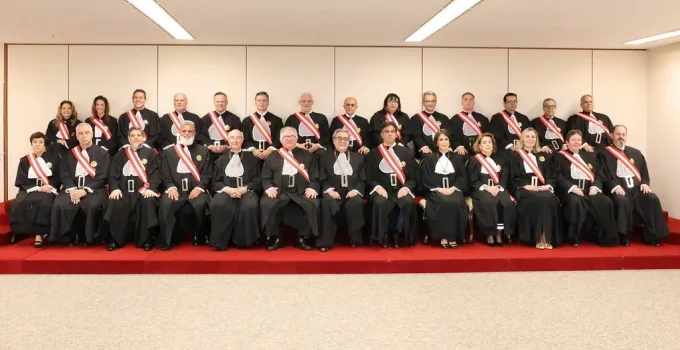 Azuis e Vermelhos na Justiça do Trabalho: Entenda as Alas Ideológicas que Moldam Decisões sobre Direitos Trabalhistas