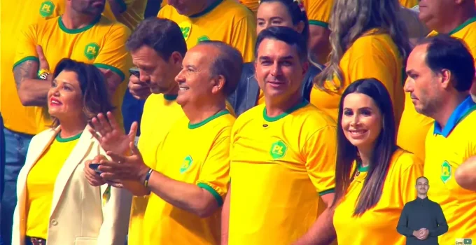 Flávio Bolsonaro Lança Pré-Candidaturas em SC: PL Mira Presidência e Fortalece Base com Filhos de Bolsonaro e Governador Jorginho Mello