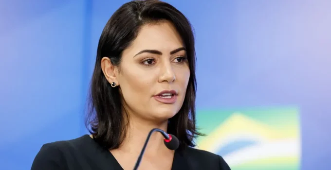 Michelle Bolsonaro Apoia Ypê em Meio a Polêmica com Anvisa: Entenda a Mobilização