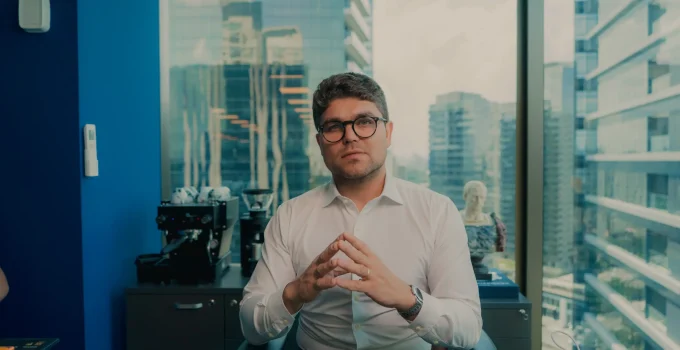 Tallis Gomes: Disciplina Militar e Crítica à CLT Moldaram Bilionário que Vende Soluções para Empresas