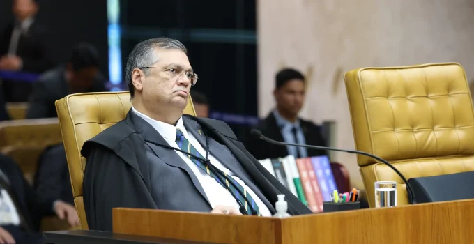AGU desafia Flávio Dino: Ministro do STF pode extinguir aposentadoria compulsória de magistrados?