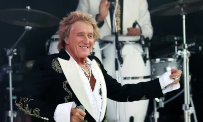 Rod Stewart parabeniza Rei Charles III por "alfinetada" em Trump, chamando-o de "canalha" em evento beneficente