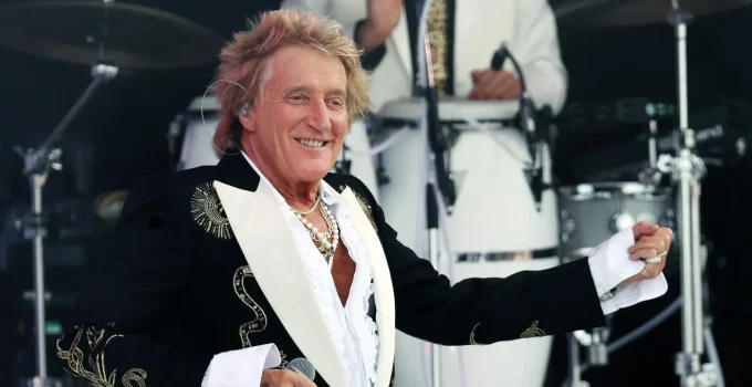 Rod Stewart parabeniza Rei Charles III por "alfinetada" em Trump, chamando-o de "canalha" em evento beneficente