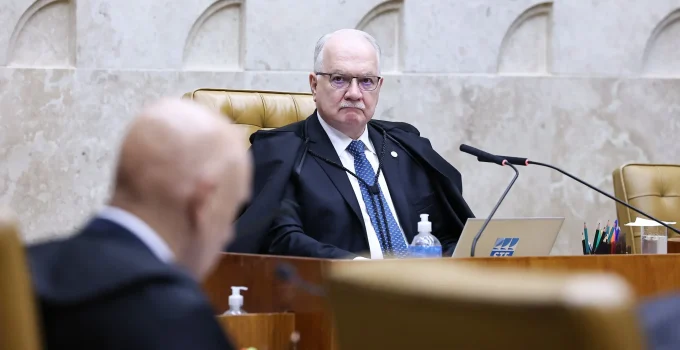 Fachin Busca Agilizar Julgamento da Lei da Dosimetria no STF, Mas Enfrenta Obstáculo de Moraes em Meio a Tensões Políticas