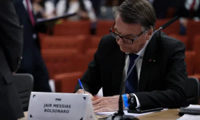 Bolsonaro pede a Alexandre de Moraes autorização para reduzir pena de 27 anos lendo livros