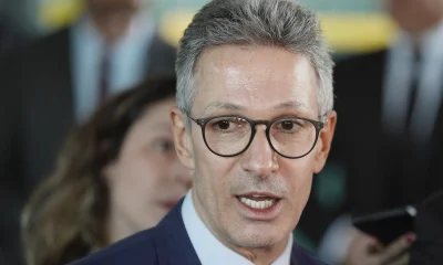 Zema: Pedido de dinheiro de Flávio Bolsonaro a dono do Banco Master é "imperdoável" e "tapa na cara dos brasileiros"