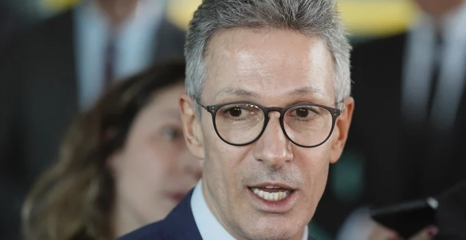 Zema: Pedido de dinheiro de Flávio Bolsonaro a dono do Banco Master é "imperdoável" e "tapa na cara dos brasileiros"