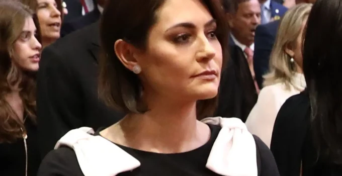 Michelle Bolsonaro e Alexandre de Moraes: O beijinho que gerou polêmica e levanta debate sobre julgamentos precipitados
