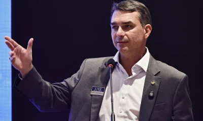 Flávio Bolsonaro Confirma Contato com Dono do Banco Master por Patrocínio de Filme sobre Jair Bolsonaro e Nega Irregularidades
