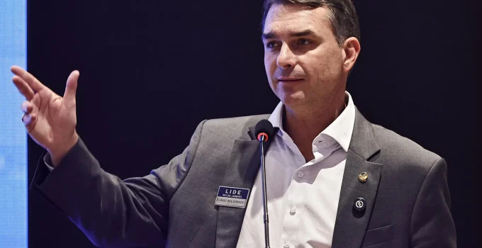 Flávio Bolsonaro Confirma Contato com Dono do Banco Master por Patrocínio de Filme sobre Jair Bolsonaro e Nega Irregularidades