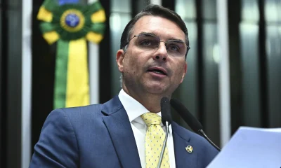 Flávio Bolsonaro Confirma Pedido de Dinheiro a Dono do Banco Master para Filme de Jair, Revela Áudio e Mensagens