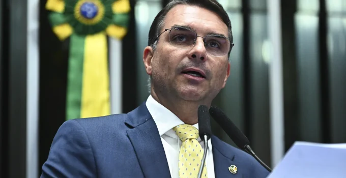 Flávio Bolsonaro Confirma Pedido de Dinheiro a Dono do Banco Master para Filme de Jair, Revela Áudio e Mensagens