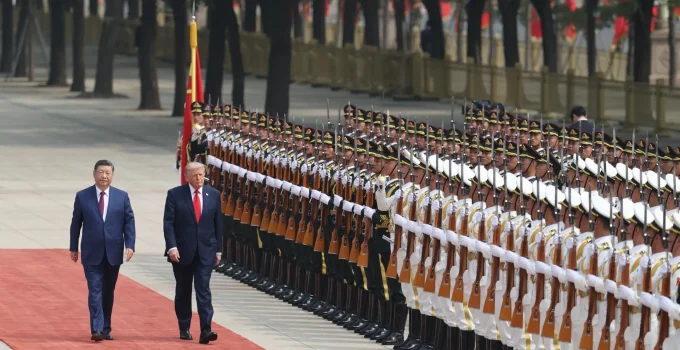 Trump e Xi Jinping se reúnem em Pequim: Cúpula busca amenizar tensões comerciais, tecnológicas e geopolíticas entre EUA e China
