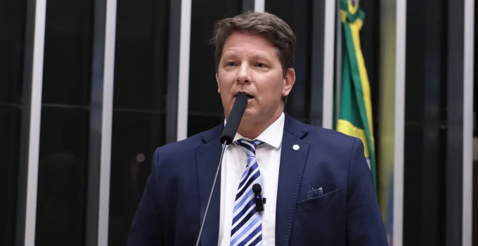 Filme sobre Bolsonaro: Nova versão de Mário Frias sobre financiamento milionário e investigações do COAF