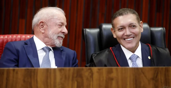 Detergente, Iogurte ou Dinheiro: A Farsa da Elite Política Brasileira e o Teatro da Normalidade em Brasília