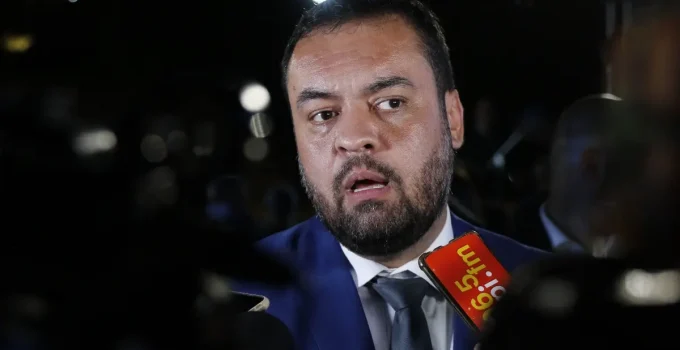 Cláudio Castro é Alvo da PF por Esquema Bilionário de Sonegação Fiscal na Refinaria Refit; Ricardo Magro é Foragido da Interpol