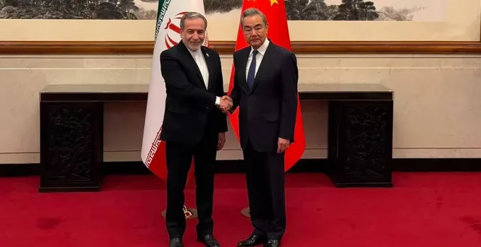 EUA acusam China de financiar terrorismo ao comprar petróleo do Irã, mesmo dia em que Pequim autoriza trânsito de navios por Ormuz