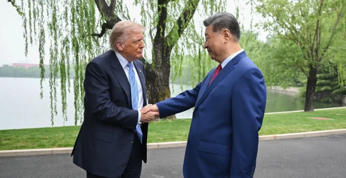 Trump celebra "acordos comerciais fantásticos" na China e promete fim de armas nucleares para o Irã