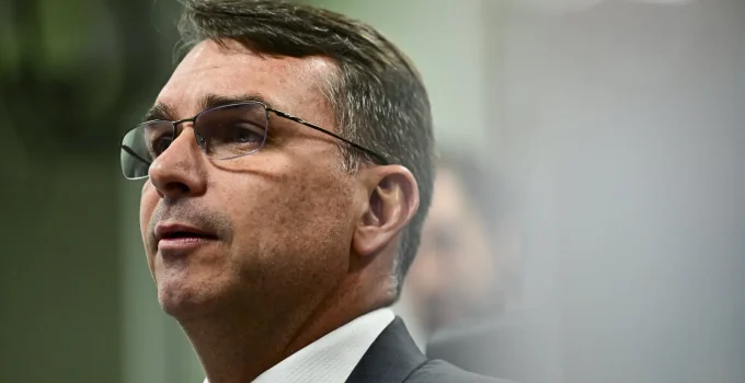 Áudio de Flávio Bolsonaro e banqueiro: Pesquisas Revelam Potencial Impacto Eleitoral em 2026