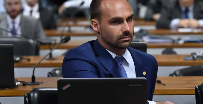 Eduardo Bolsonaro assume "risco financeiro" em filme sobre Bolsonaro, mas nega gestão e acusa "vazamento criminoso" do Intercept