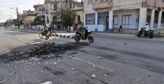 Cuba em Ebulição: Protestos Massivos Contra Apagões e Crise Econômica Atingem Havana, População Desafia Regime Comunista