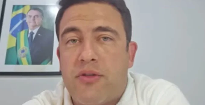 Deputado do PL acusa Zema de "andar de mãos dadas com o STF" e critica "marketing" do ex-governador de MG