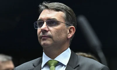 Áudio de Flávio Bolsonaro com banqueiro pode levar a investigação no TSE sobre filme de Jair Bolsonaro