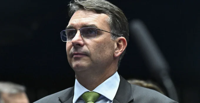 Áudio de Flávio Bolsonaro com banqueiro pode levar a investigação no TSE sobre filme de Jair Bolsonaro