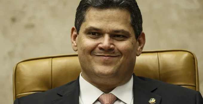 Dino suspende ação contra Davi Alcolumbre por rachadinha: Ministro do STF alega usurpação de competência