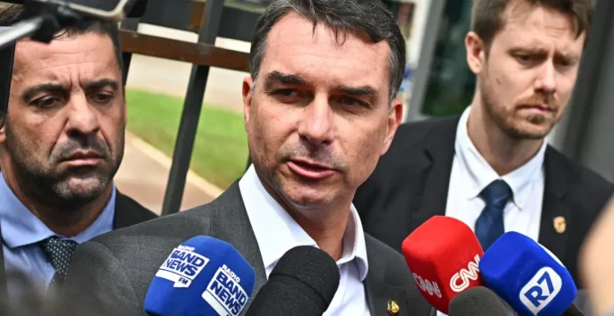 Flávio Bolsonaro pede prestação de contas à produtora de filme sobre o pai após vazamento de áudios sobre dinheiro