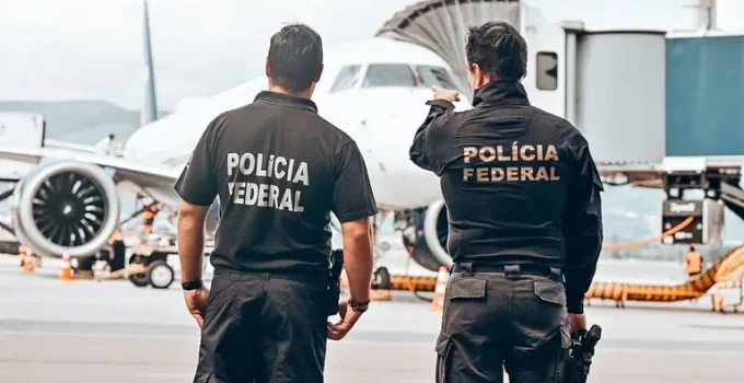 Preso em Dubai: Ex-prestador de serviços de Daniel Vorcaro, ligado a grupo hacker "Os Meninos", é deportado para o Brasil