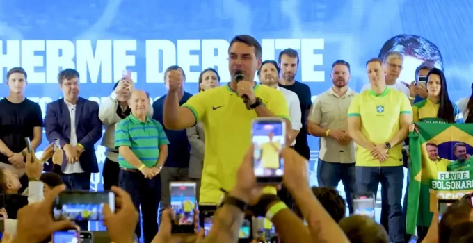 Flávio Bolsonaro reage a áudio vazado com empresário preso: 'Me subestimaram, não vou desistir do meu Brasil'