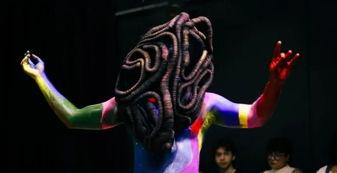 Artista Nu em Universidade Federal: Polêmica na UFRN com Arte e Nudez Gera Debate Intenso