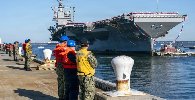 Maior porta-aviões do mundo, USS Gerald R. Ford, retorna após missões históricas na Venezuela e Irã