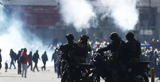 Apoiadores de Evo Morales: Bloqueios Causam Caos na Bolívia e Geram Confrontos para Evitar Prisão do Ex-Presidente