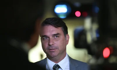 Lindbergh Pede Bloqueio de Bens e Passaporte de Flávio Bolsonaro em Investigação de Filmes e "Ofensiva Internacional"