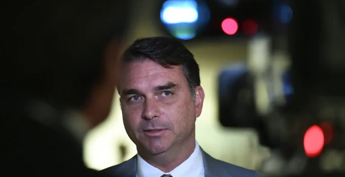 Lindbergh Pede Bloqueio de Bens e Passaporte de Flávio Bolsonaro em Investigação de Filmes e "Ofensiva Internacional"