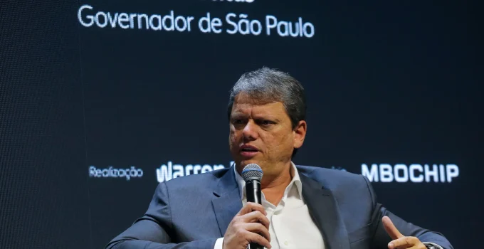Tarcísio de Freitas alerta: Fim da escala 6x1 pode diminuir poder de compra dos trabalhadores, diz pesquisa