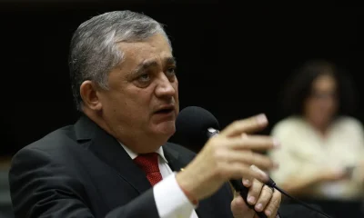 PT usará relação Flávio Bolsonaro-Vorcaro na campanha de Lula: 'Rei está nu', diz ministro