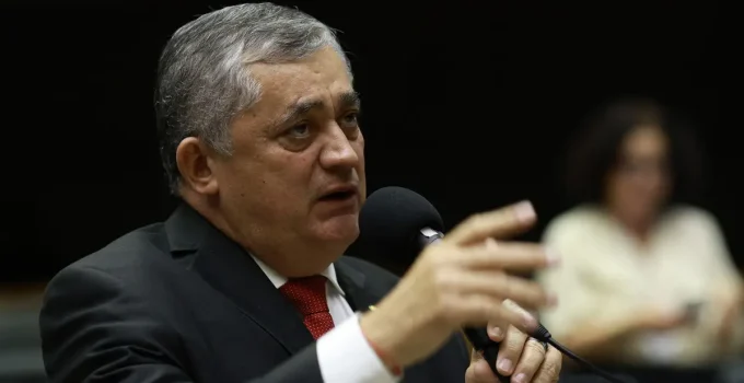 PT usará relação Flávio Bolsonaro-Vorcaro na campanha de Lula: 'Rei está nu', diz ministro