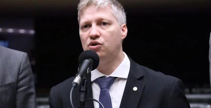 Marcel van Hattem recorre à CCJ contra suspensão de mandato e alega perseguição política da oposição