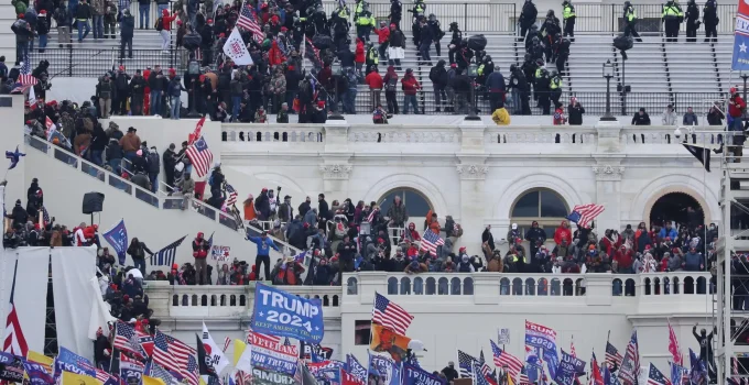 Fundo Anti-Perseguição Política de Trump Pode Indenizar Envolvidos na Invasão ao Capitólio