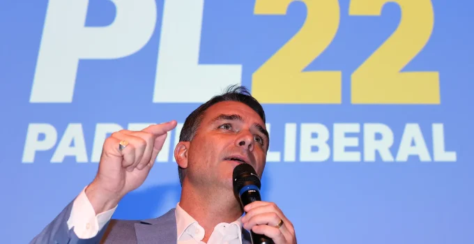 Flávio Bolsonaro Reorganiza Comunicação e Intensifica Agenda com Aliados em Meio a Queda de Popularidade