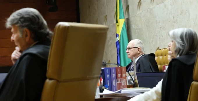 Áudio de Flávio Bolsonaro Alivia STF, Mas Racha Gilmar x Fachin Aprofunda Crise e Expõe Jogos de Poder