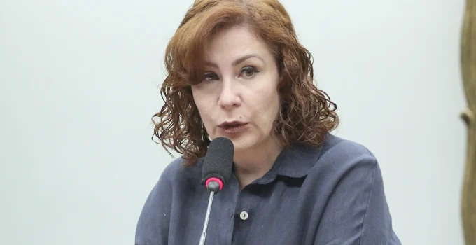 Moraes aciona Itamaraty e Justiça para acelerar extradição de Carla Zambelli após decisão em Roma